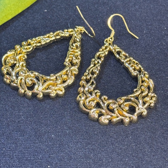 And Lovely Gold Tone Filigree Fish Hook Dangle Earrings - Picture 6 of 8